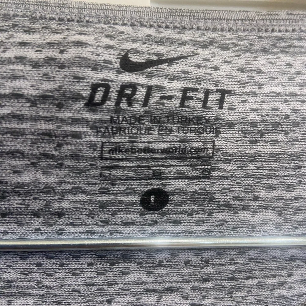 Nike relaxed yoga top, size large. Black, white, and grey - Picture 4 of 4